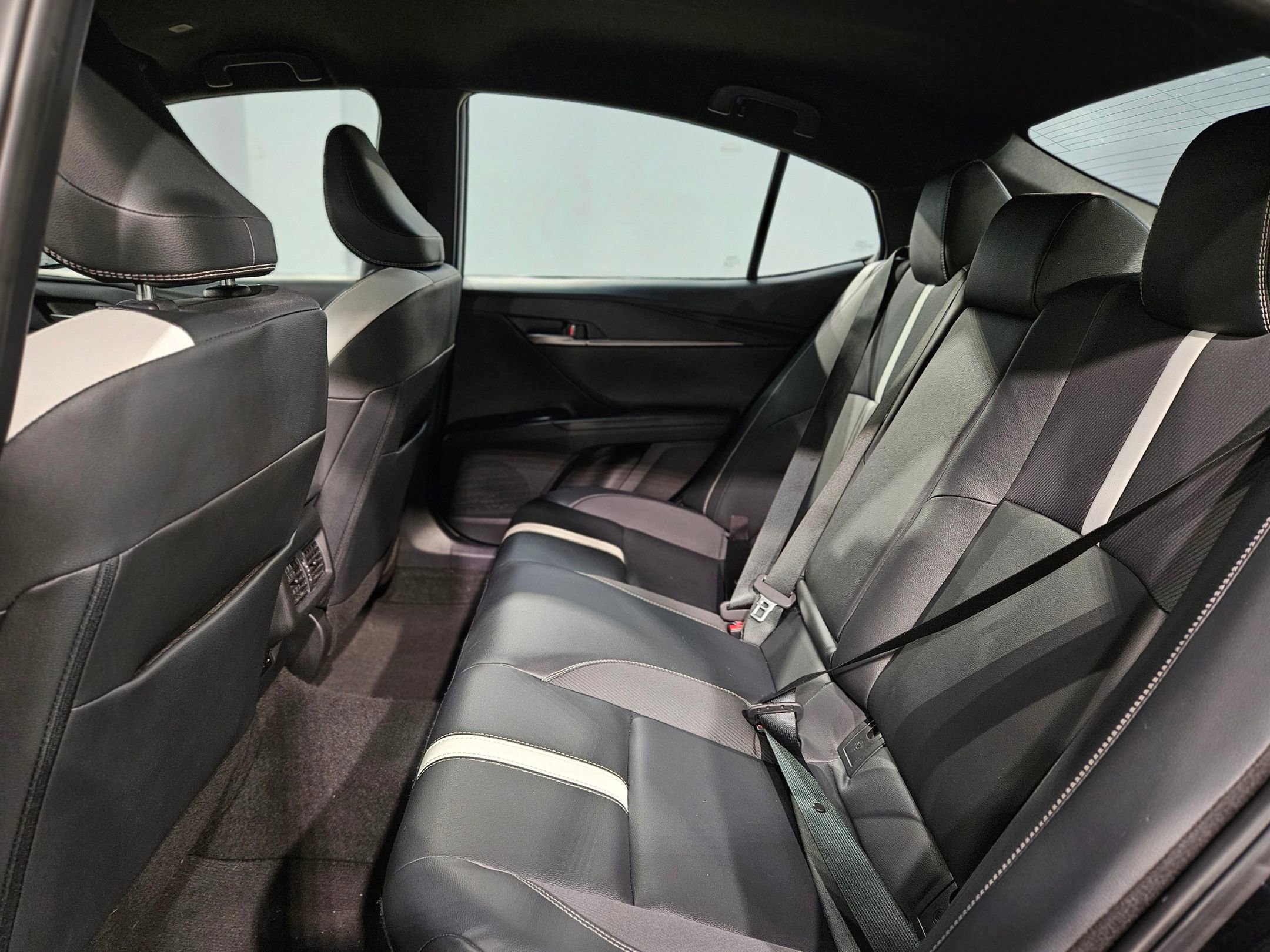 Used 2025 Toyota Camry SE image 35