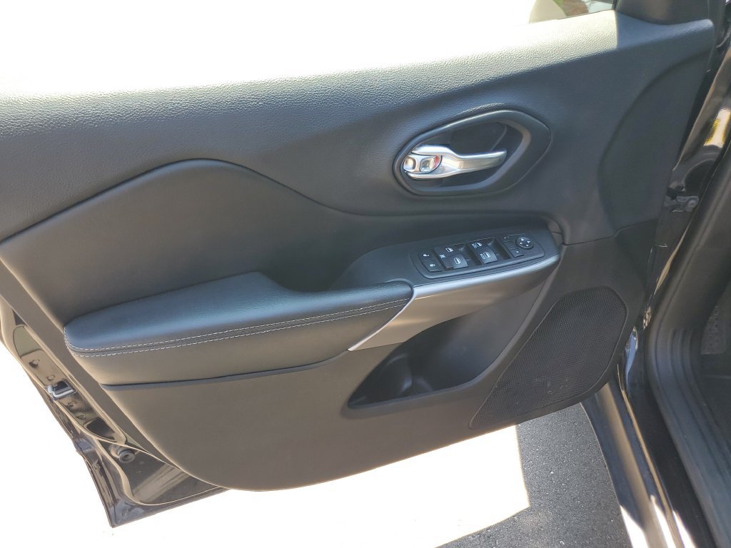 Used 2019 Jeep Cherokee Latitude Plus AWD/4WD image 7