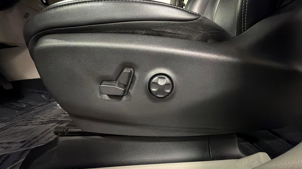 Used 2023 Chrysler Pacifica Touring-L image 15