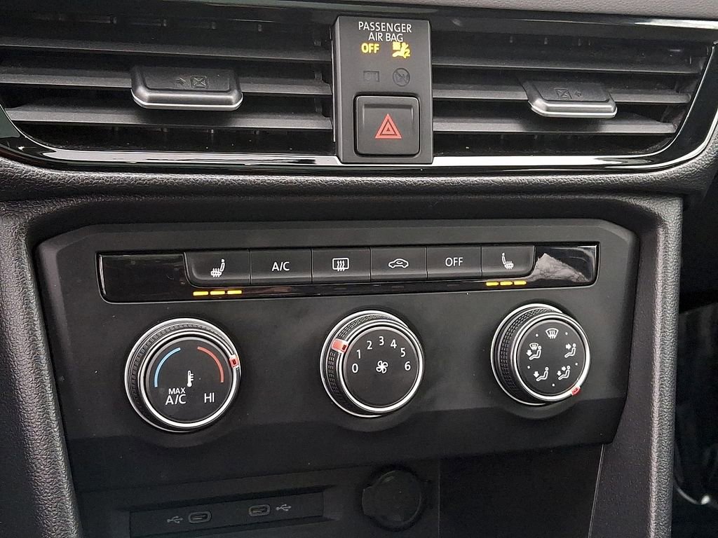 Certified 2022 Volkswagen Taos SE image 16