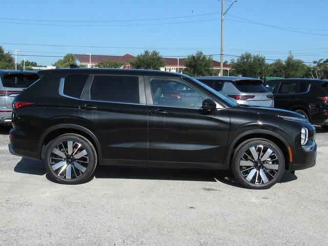 New 2025 Mitsubishi Outlander SE image 2