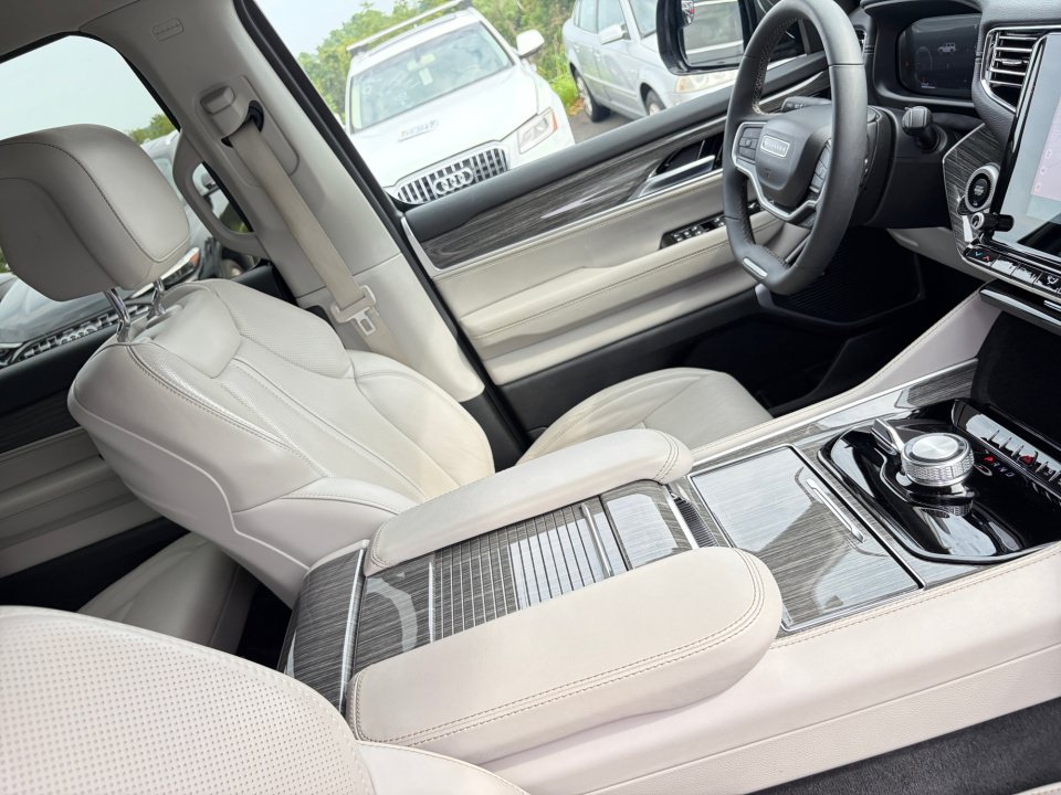 Used 2022 Jeep Wagoneer Series II AWD/4WD image 32