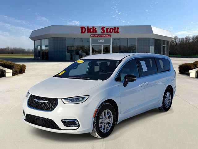 Used 2025 Chrysler Pacifica Select image 2