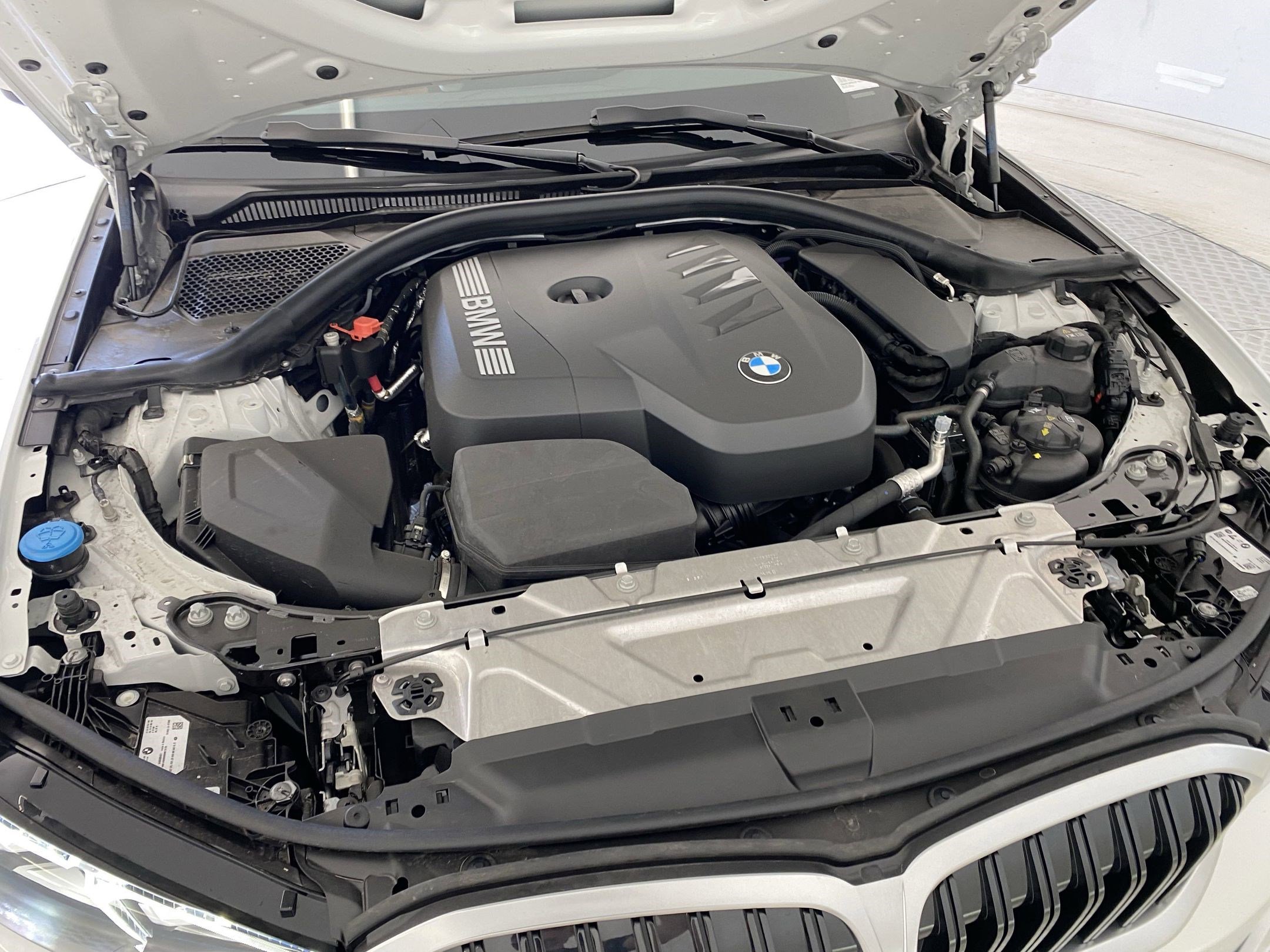 Used 2025 BMW 330i xDrive Sedan w/ Convenience Package image 32