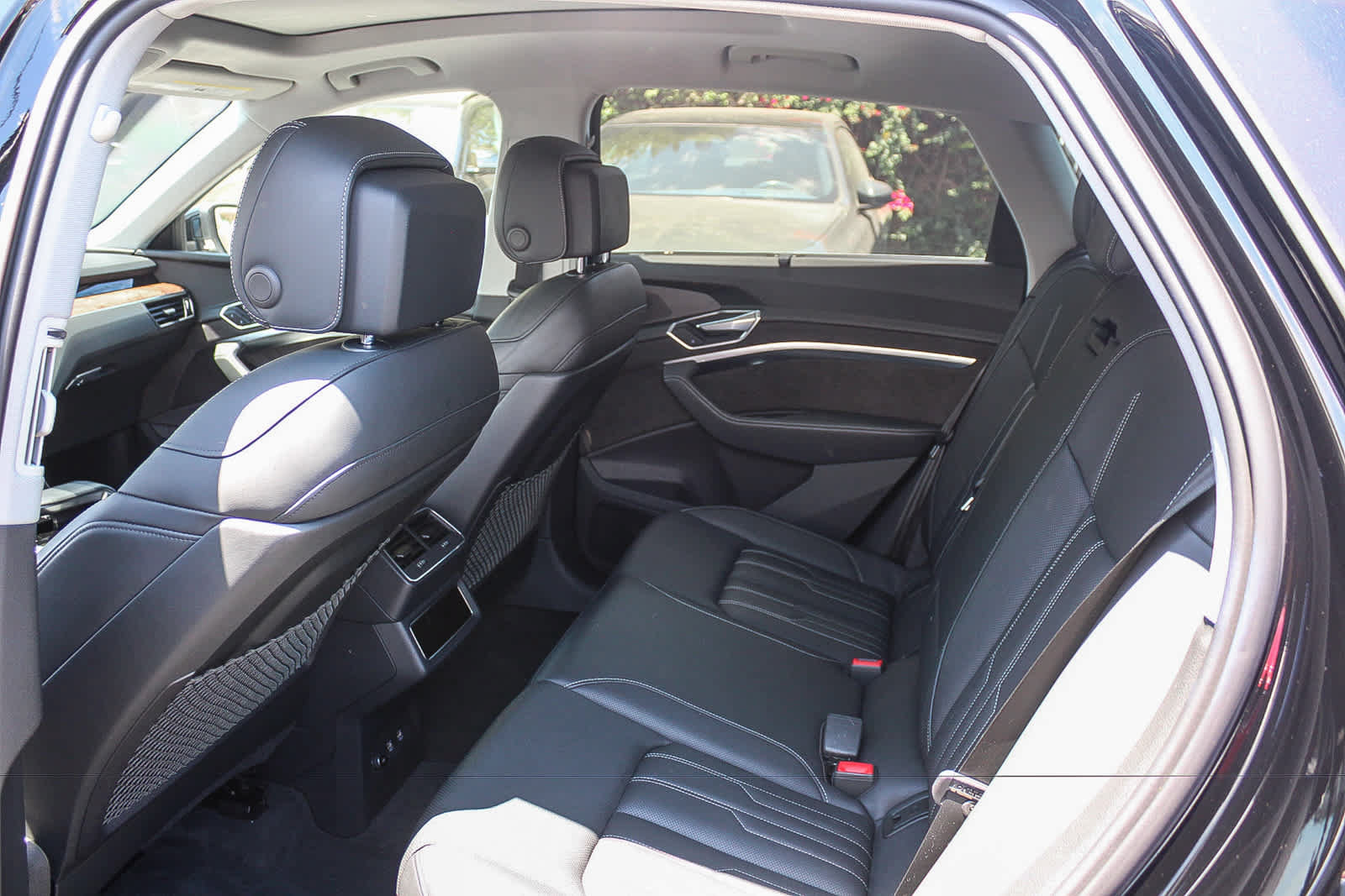 Used 2019 Audi e-tron Prestige w/ Prestige Package AWD/4WD image 17
