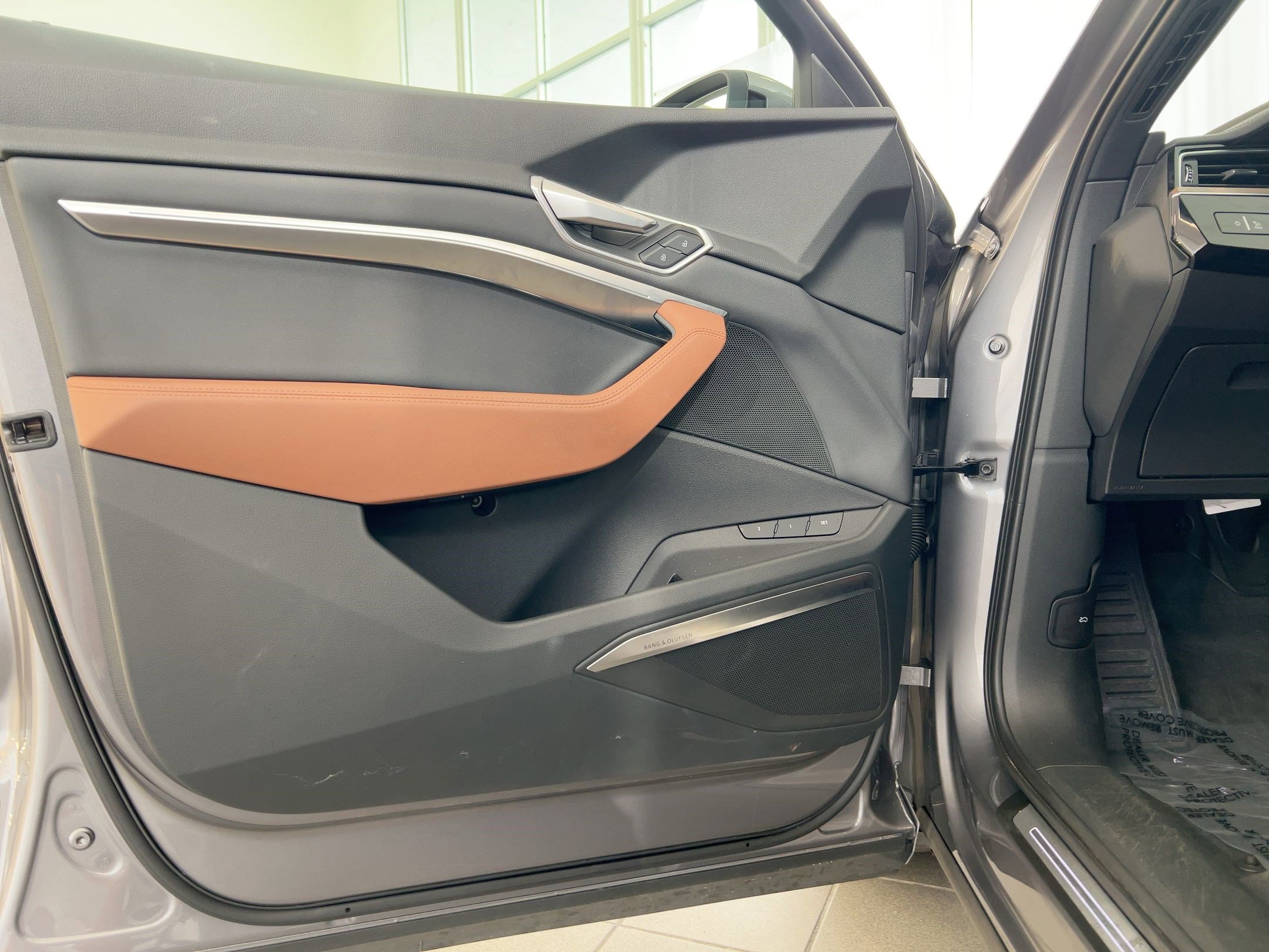 Used 2022 Audi e-tron Premium Plus w/ Premium Plus Package image 29