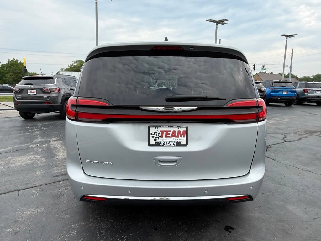 Used 2024 Chrysler Pacifica Touring-L FWD image 6