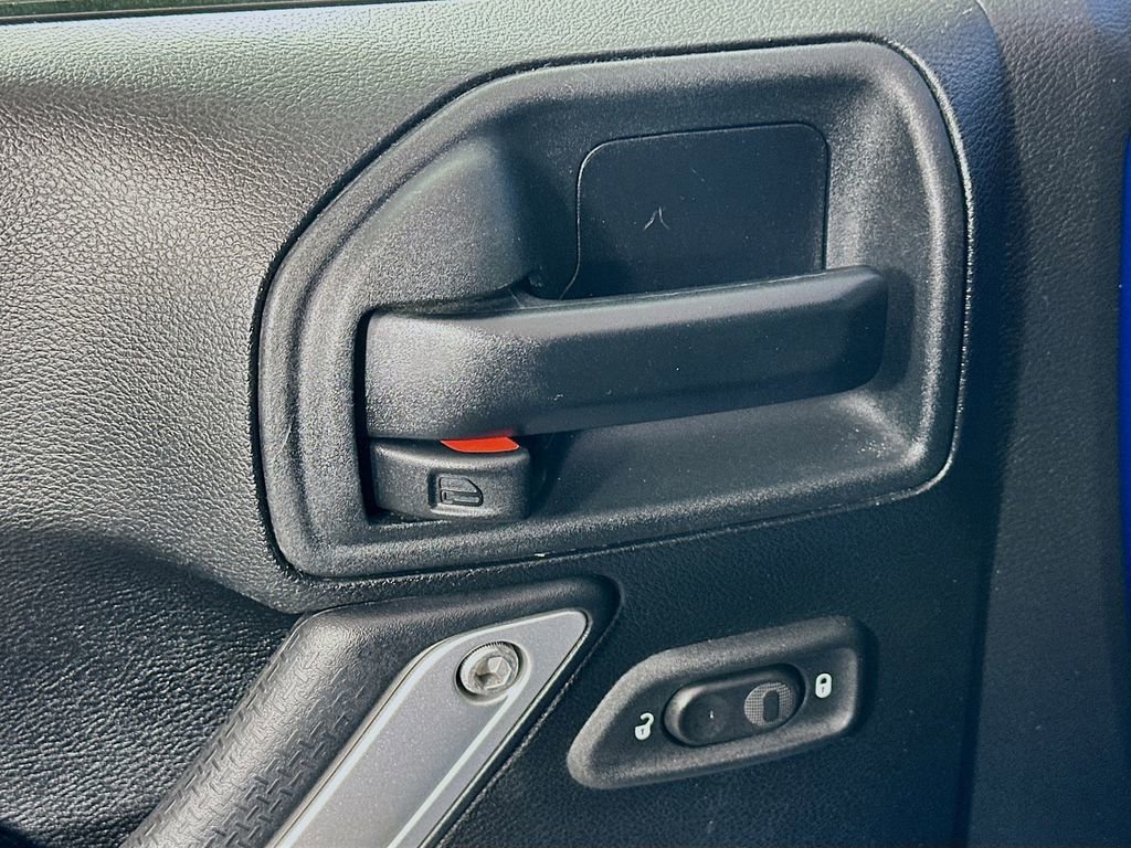 Used 2016 Jeep Wrangler Unlimited Rubicon w/ Connectivity Group image 16