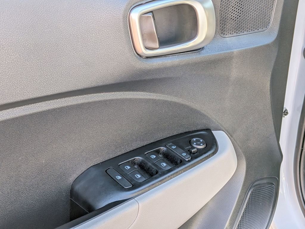 Used 2025 Hyundai Venue SEL image 13