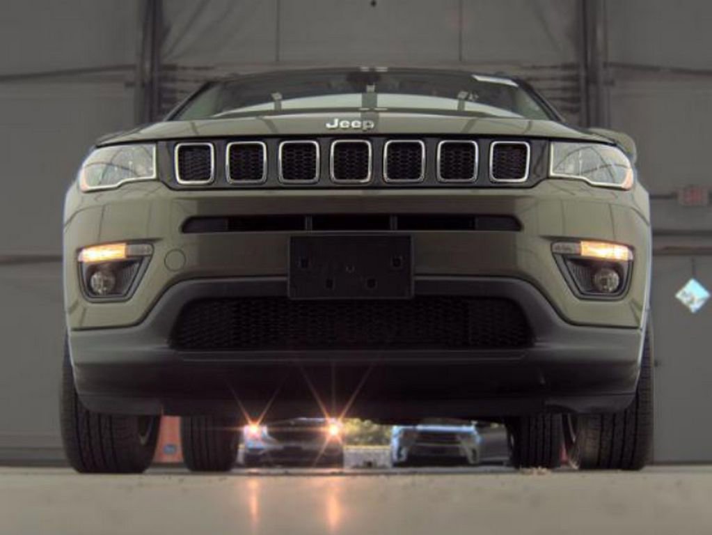 Used 2020 Jeep Compass Latitude w/ Cold Weather Group AWD/4WD image 3