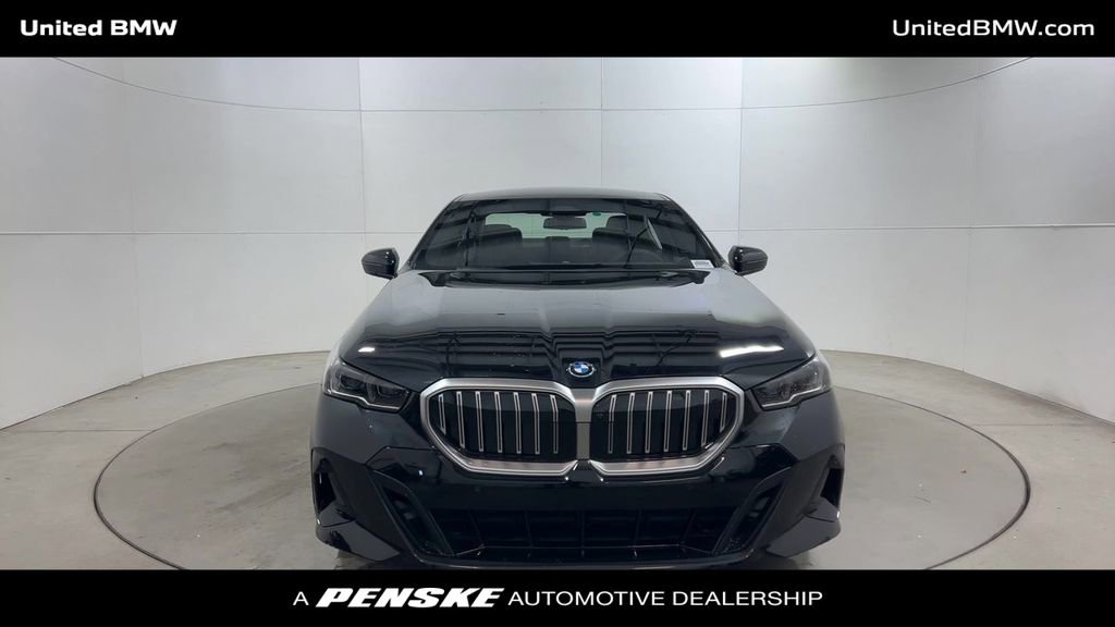 New 2026 BMW 550e xDrive w/ Premium Package image 3