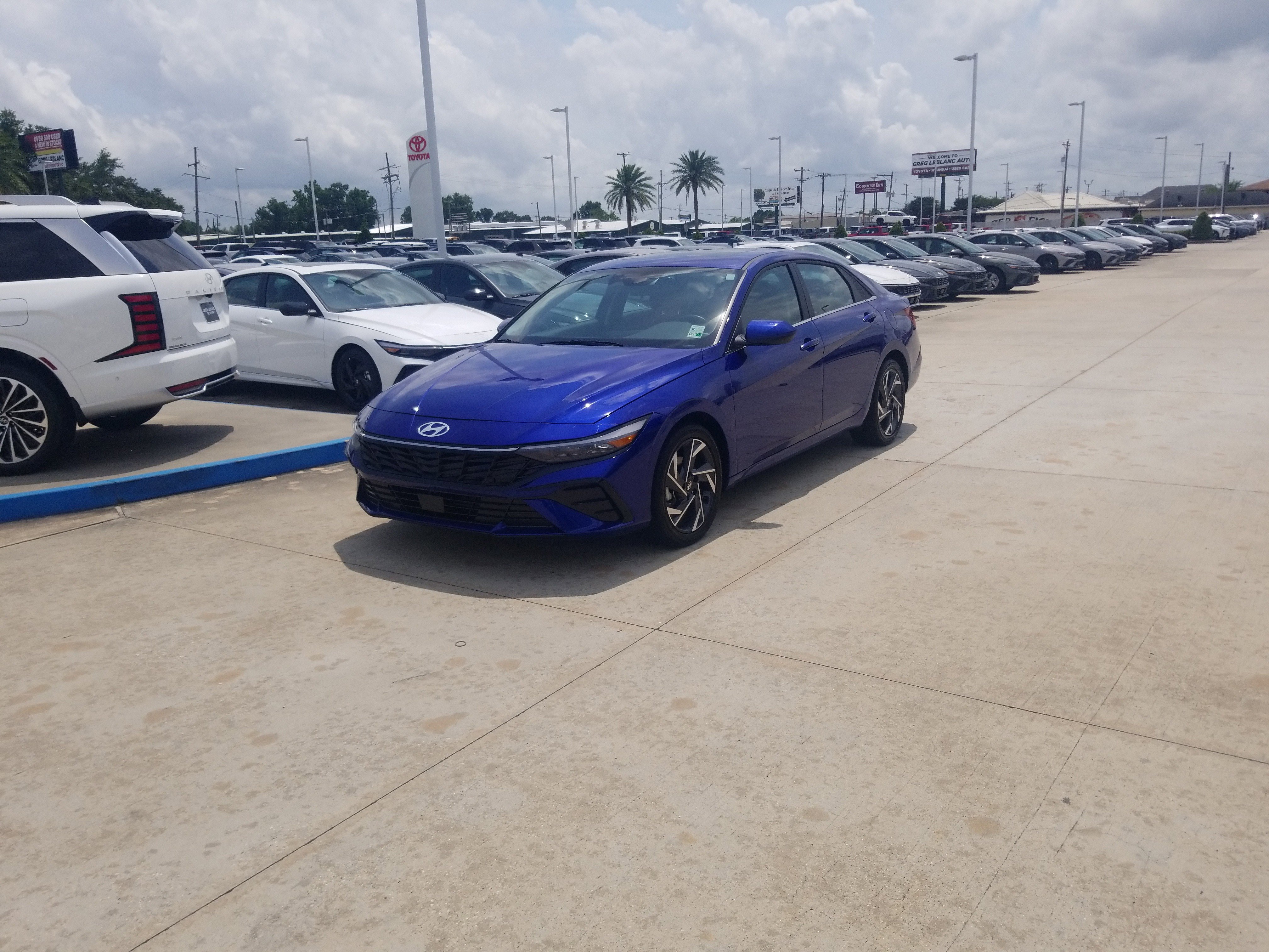 Used 2025 Hyundai Elantra SEL FWD image 3