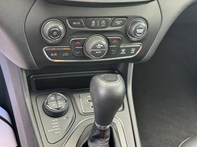 Certified 2019 Jeep Cherokee Trailhawk w/ Comfort/Convenience Group AWD/4WD image 36