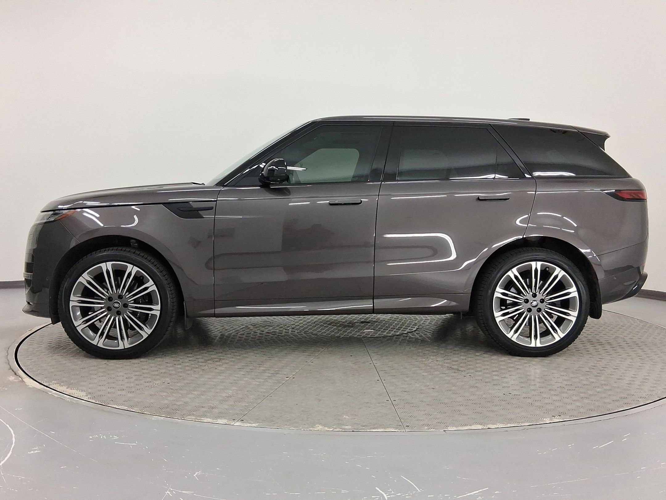 Used 2024 Land Rover Range Rover Sport Dynamic SE image 2