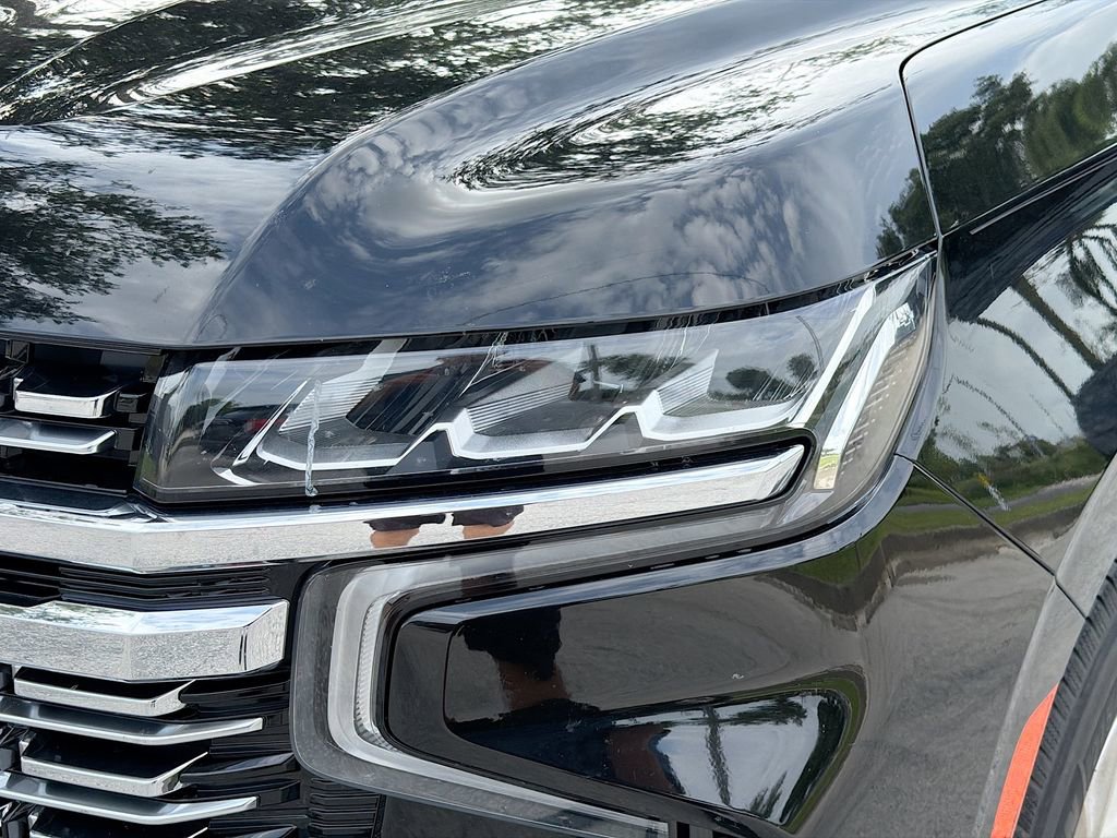 Used 2021 Chevrolet Suburban Premier w/ Premium Package AWD/4WD image 9