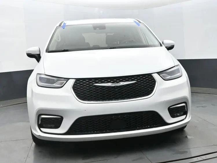 Used 2023 Chrysler Pacifica Touring-L FWD image 3