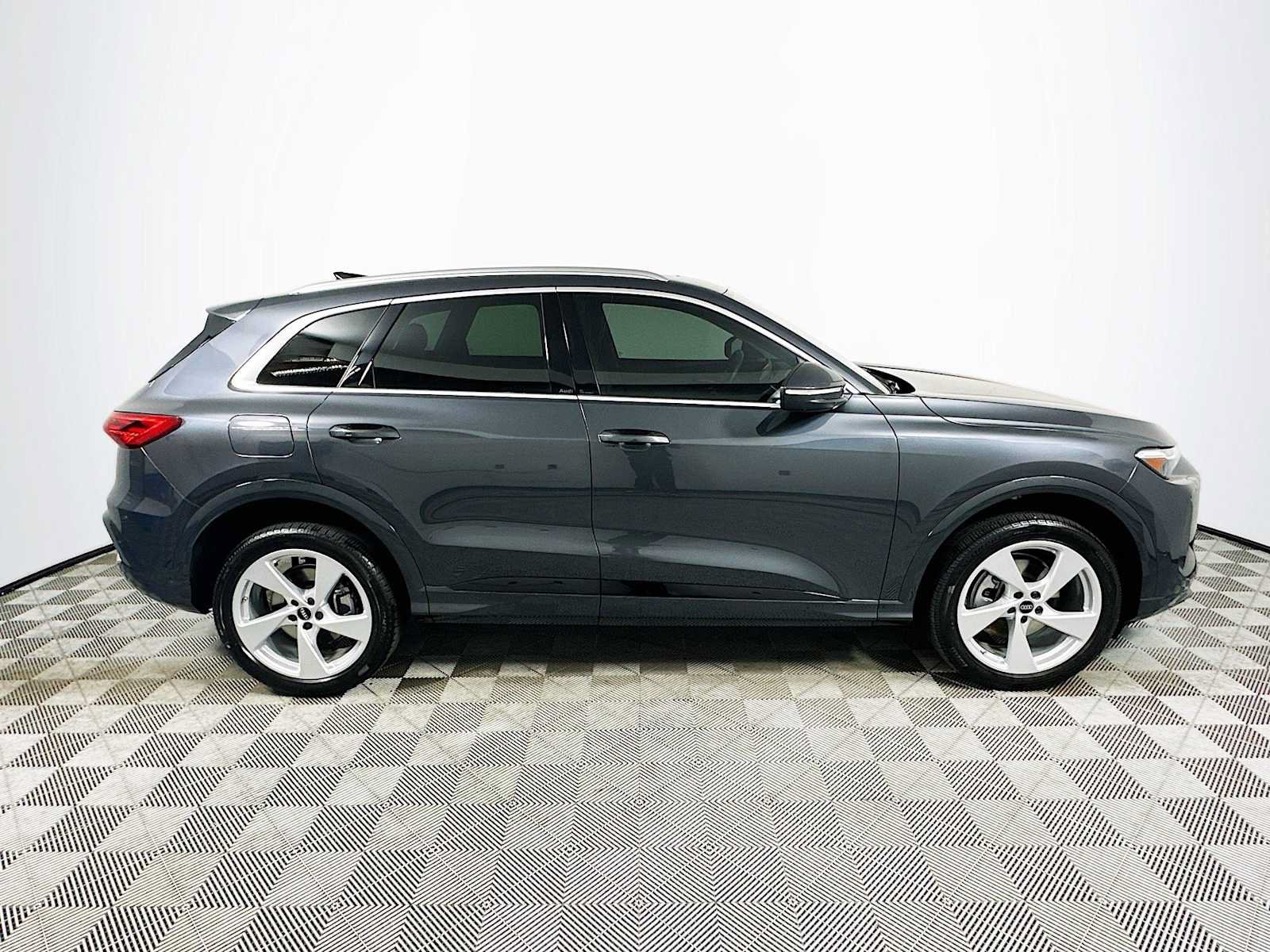 Used 2025 Audi Q5 Premium Plus w/ Premium Plus AWD/4WD image 8