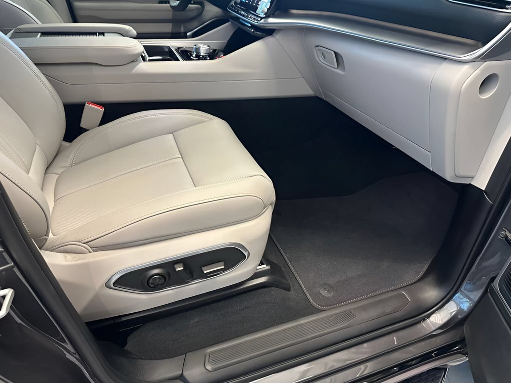 New 2026 Jeep Grand Wagoneer L 4WD image 14