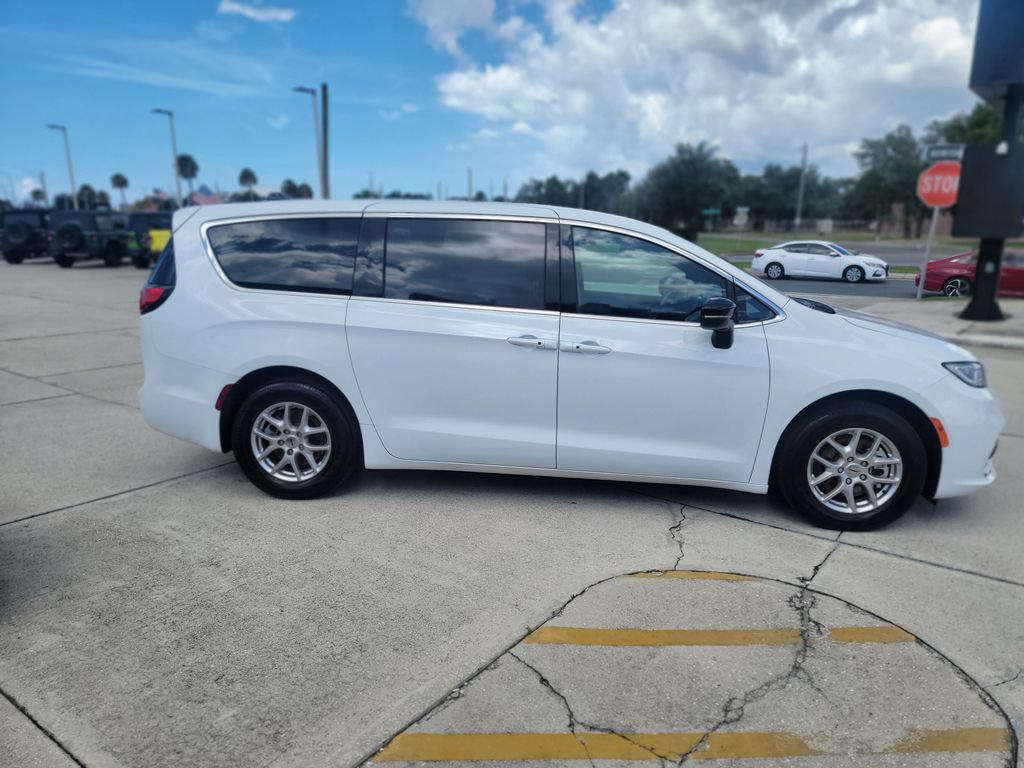 Used 2025 Chrysler Pacifica Select FWD image 6