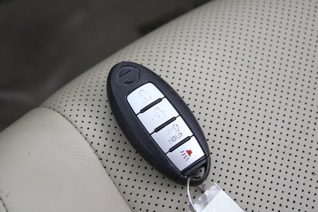 Used 2015 Nissan Rogue SL FWD image 28