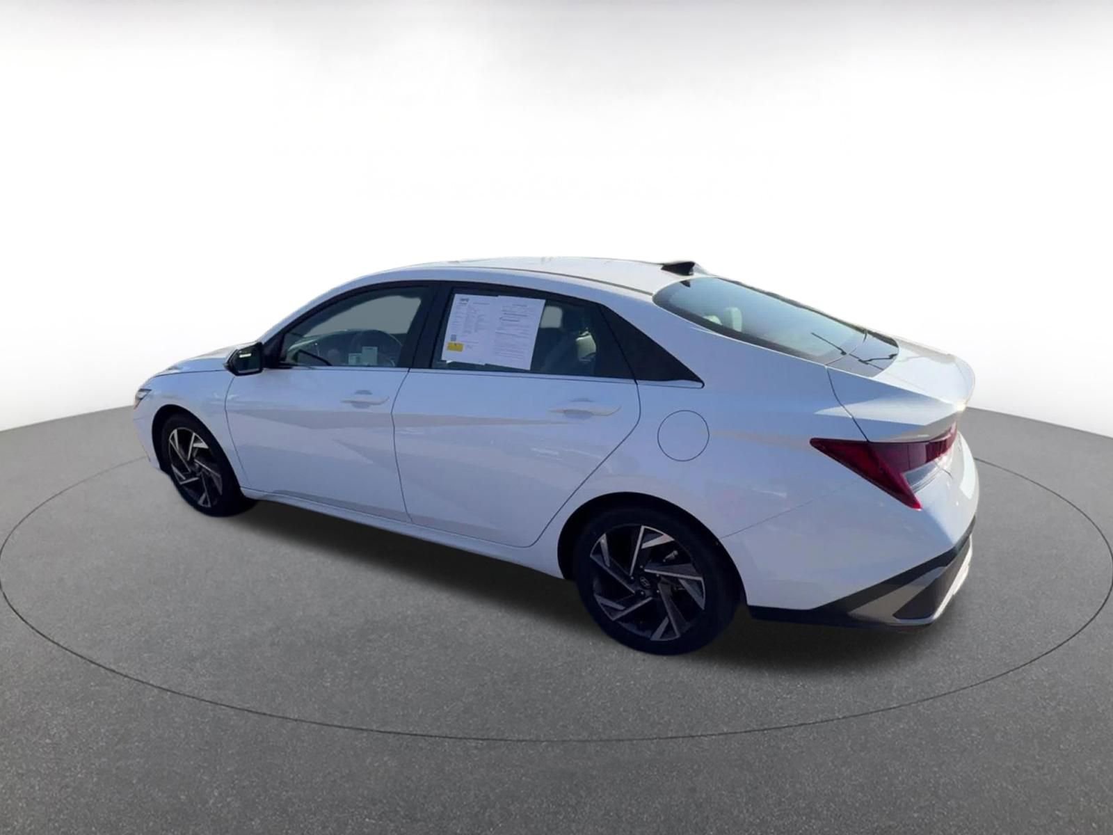 Used 2025 Hyundai Elantra Limited image 10