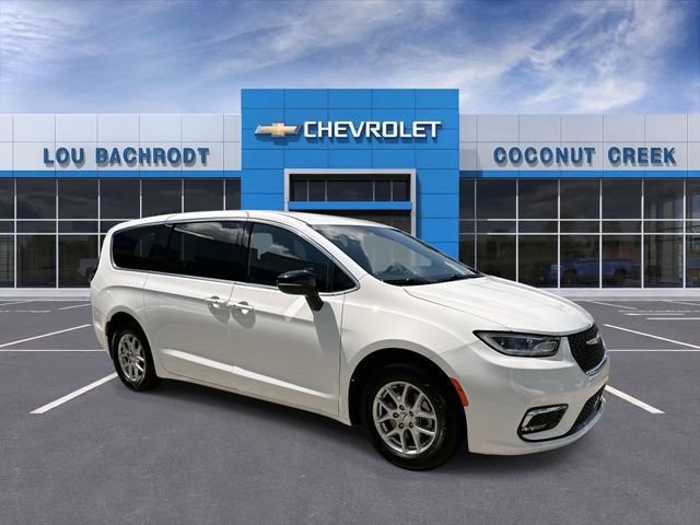 Used 2024 Chrysler Pacifica Touring FWD image 2