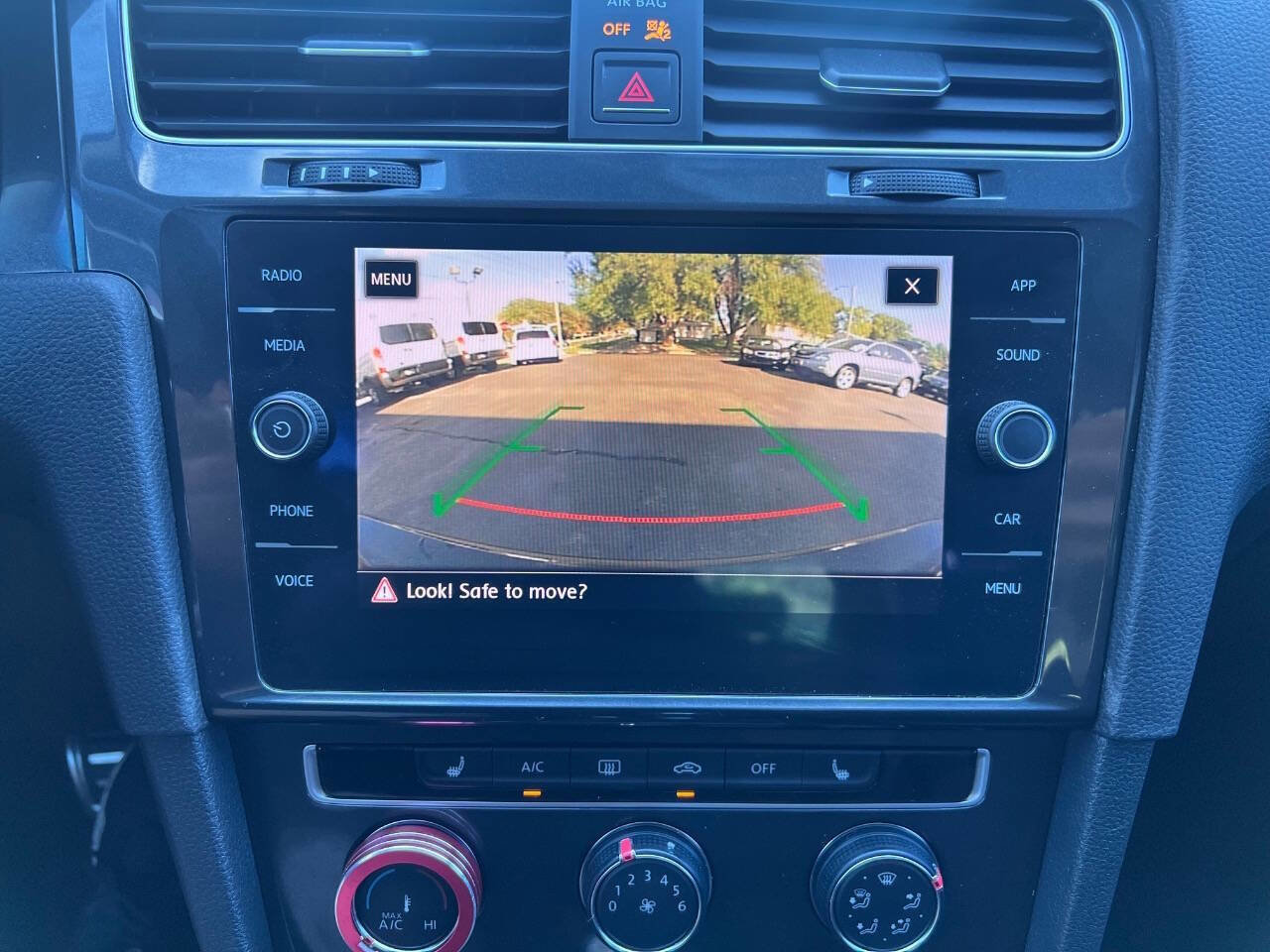 Used 2018 Volkswagen Golf SE image 18