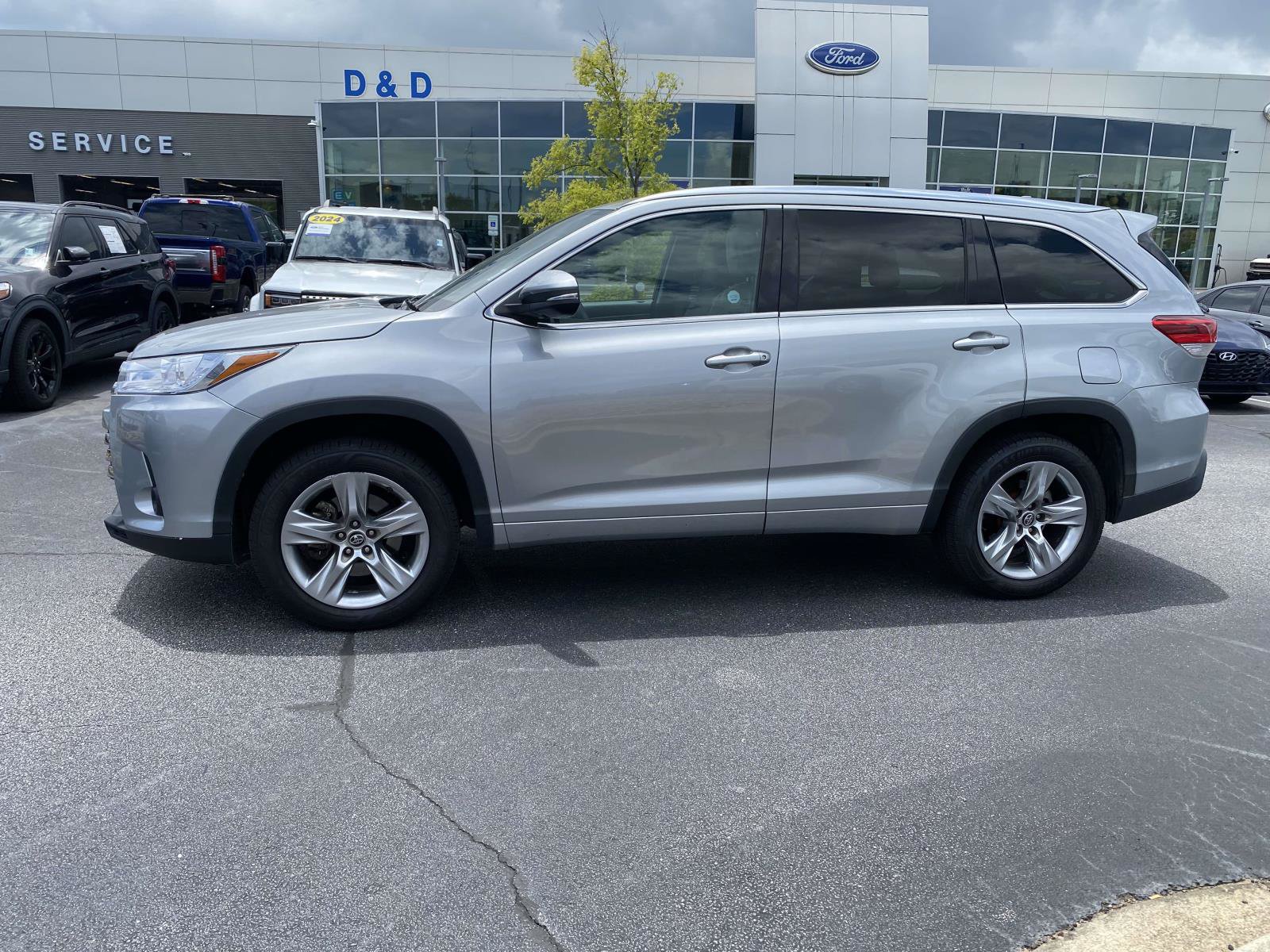 Used 2017 Toyota Highlander Limited FWD image 4