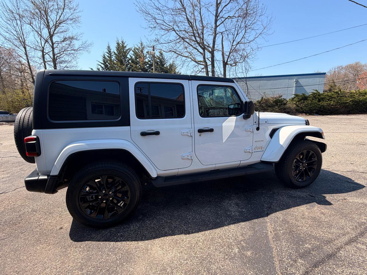 Used 2023 Jeep Wrangler Sahara w/ Cold Weather Group AWD/4WD image 7