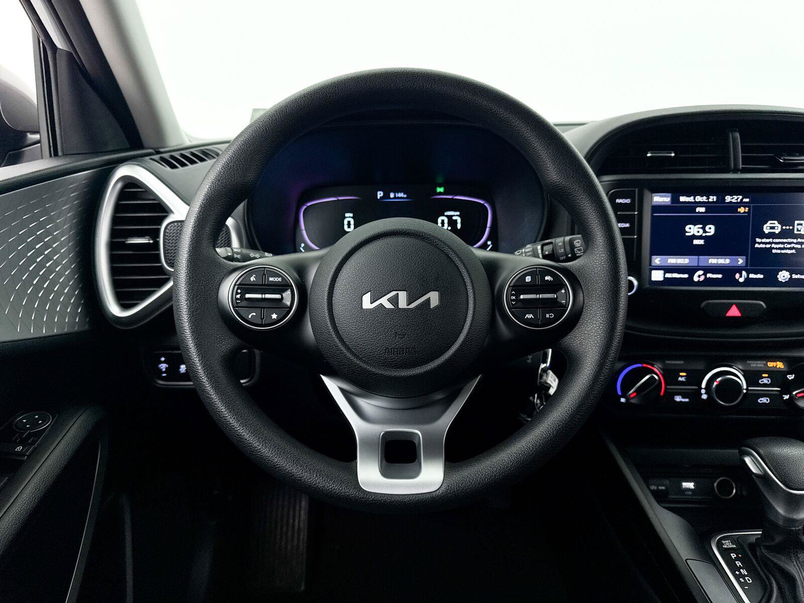 Used 2023 Kia Soul LX FWD image 3