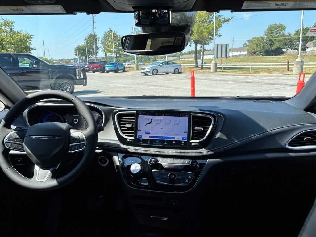 New 2027 Chrysler Pacifica Select FWD image 2