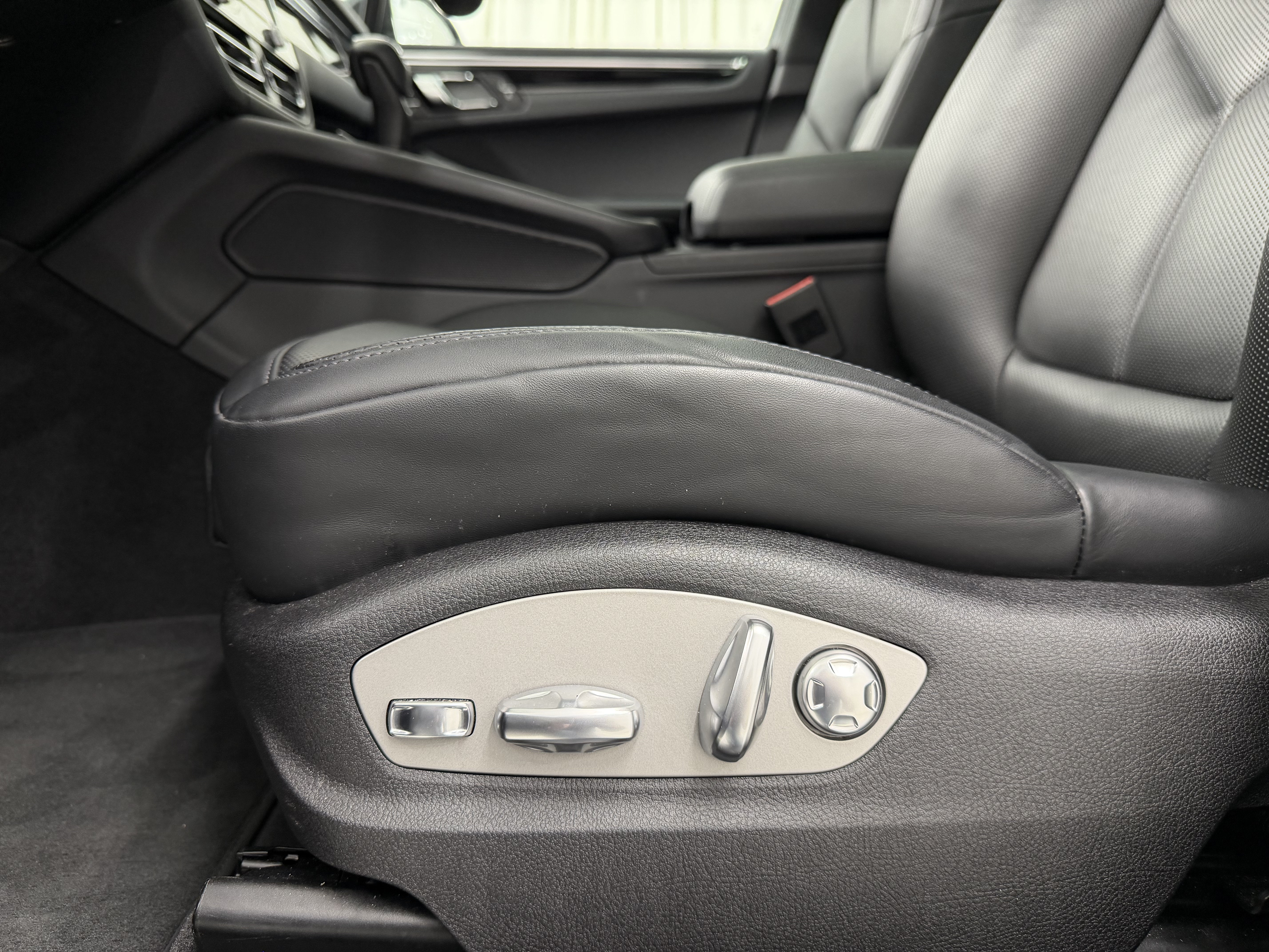 Certified 2025 Porsche Macan AWD/4WD image 31