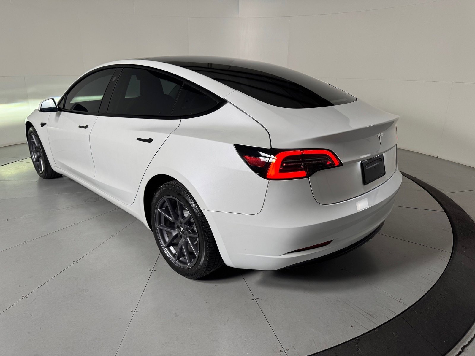 Used 2023 Tesla Model 3 Standard Range RWD image 3