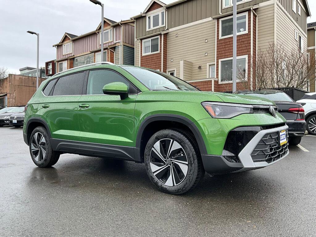 New 2026 Volkswagen Taos SE image 2
