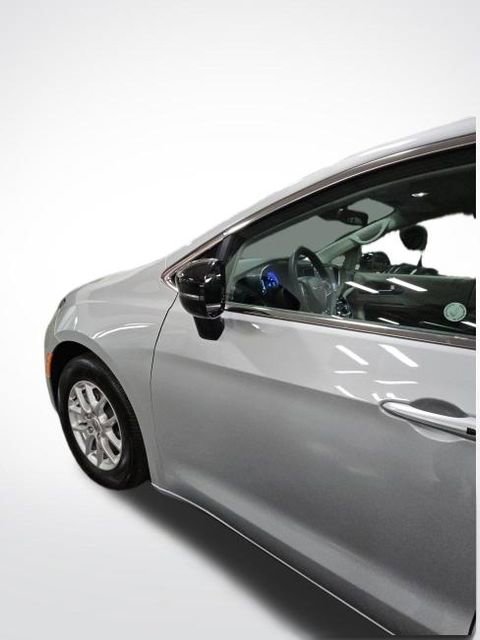 Used 2024 Chrysler Pacifica Touring-L image 50