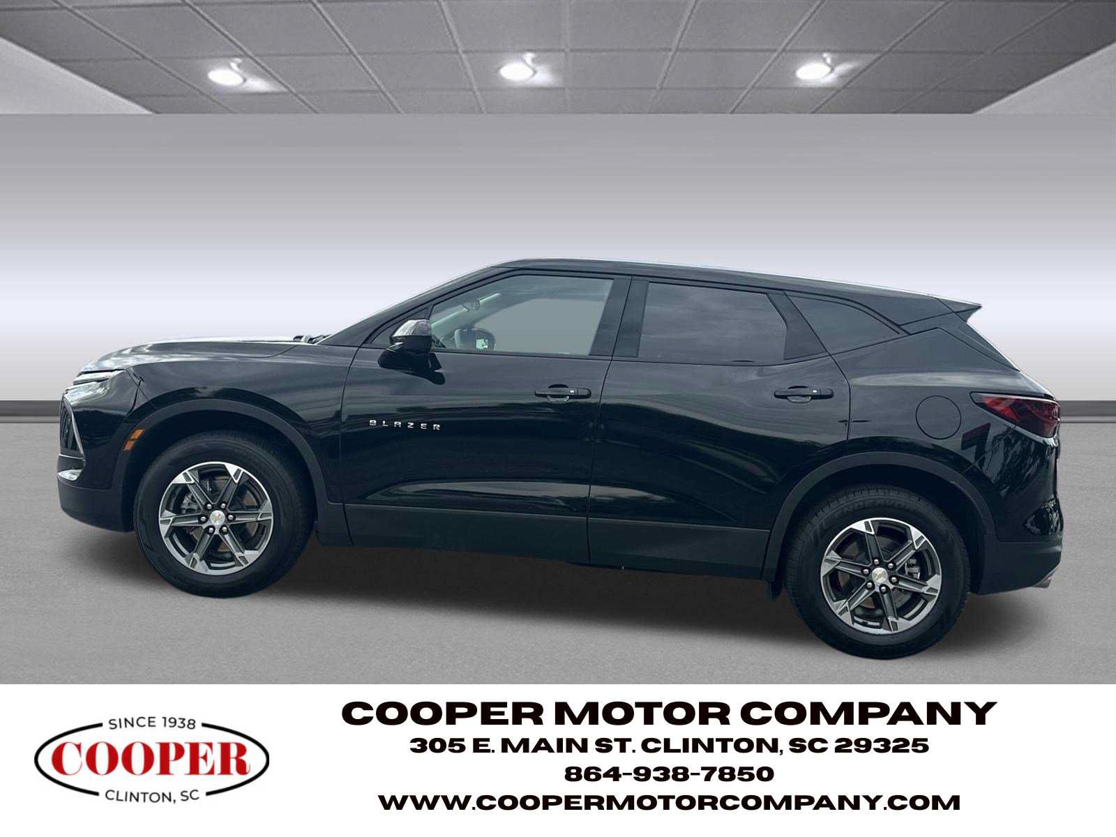 Used 2025 Chevrolet Blazer LT FWD image 2