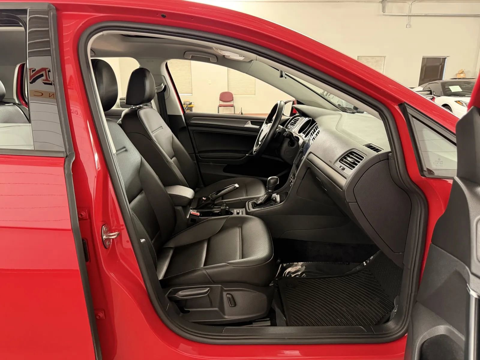 Used 2018 Volkswagen Golf SE FWD image 34
