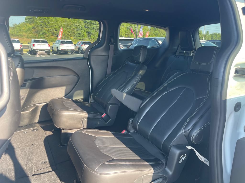 Used 2023 Chrysler Pacifica Touring-L w/ S Appearance Package AWD/4WD image 14