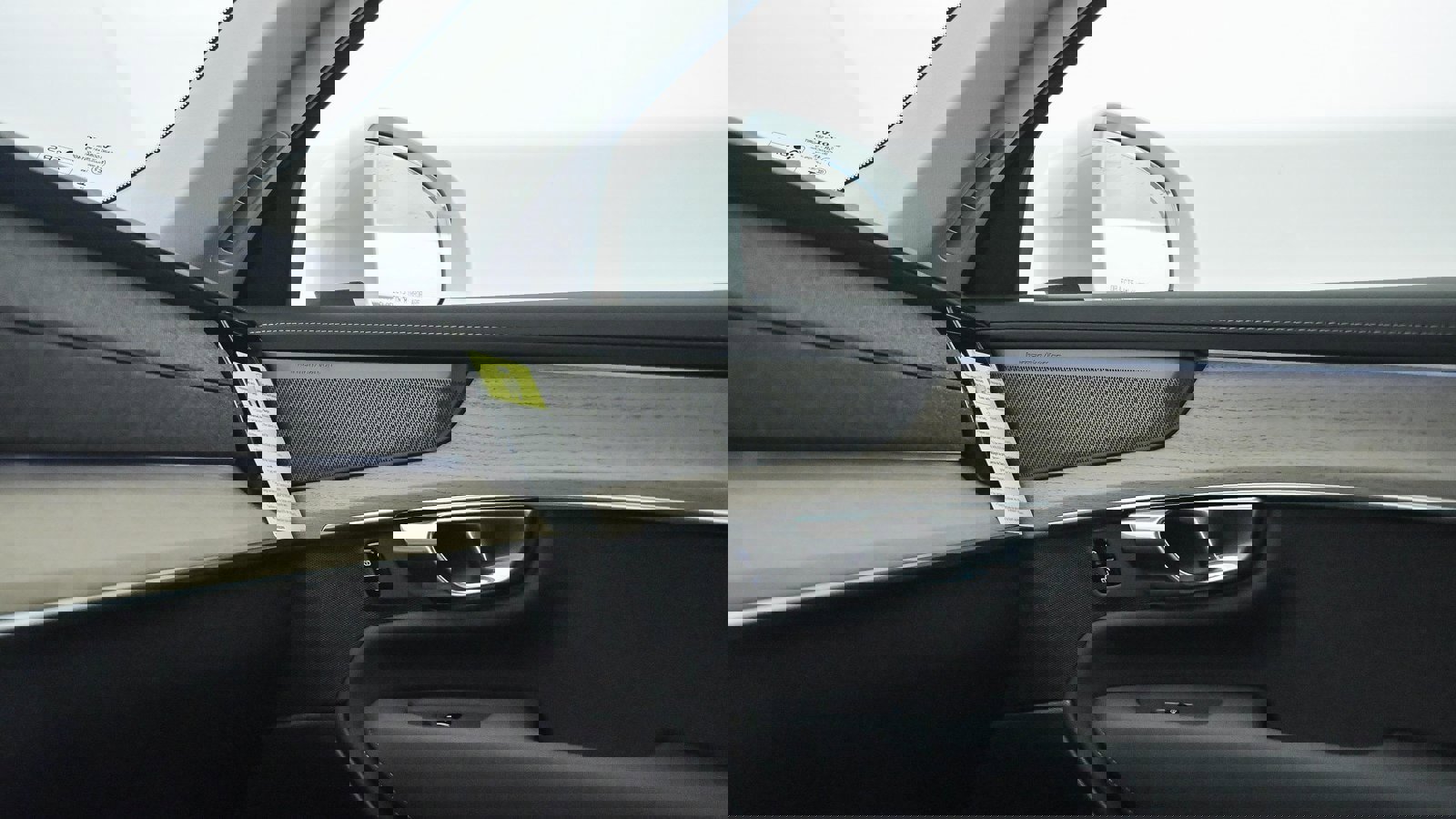 Certified 2025 Volvo XC90 T8 Plus w/ Protection Package Premier image 35