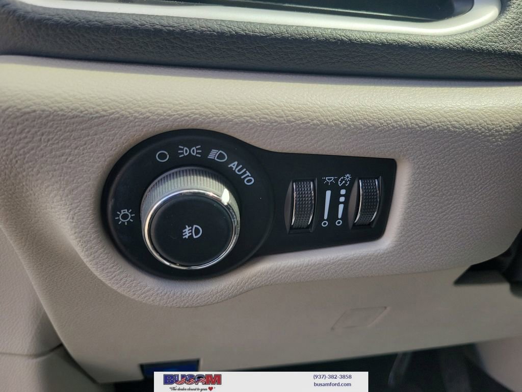 Used 2023 Chrysler Pacifica Touring-L FWD image 18