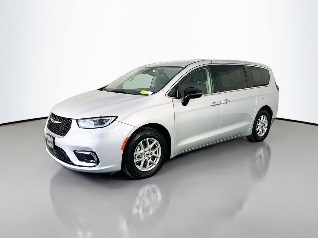 Used 2024 Chrysler Pacifica Touring-L FWD image 3