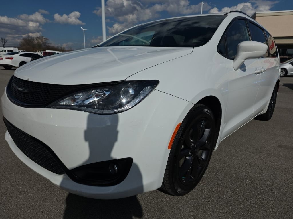 Used 2018 Chrysler Pacifica Touring-L w/ Premium Audio Group image 1