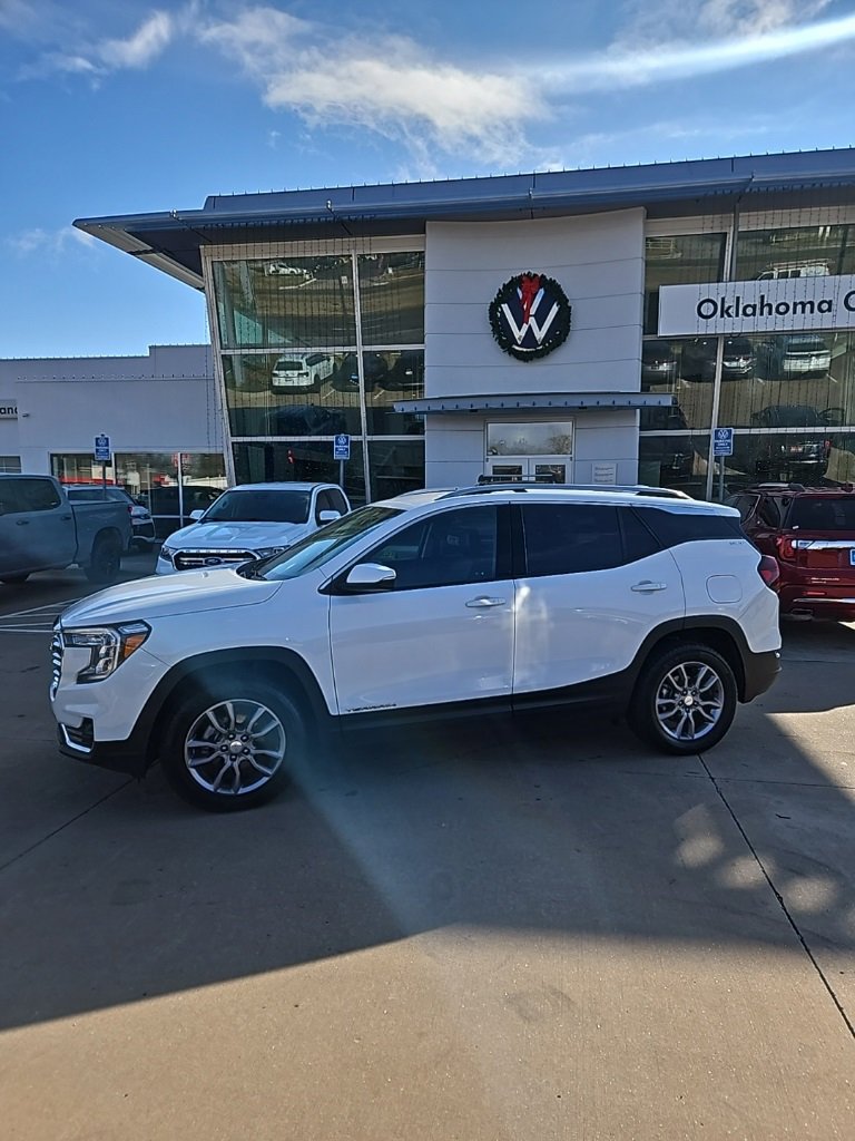 Used 2024 GMC Terrain SLT image 8