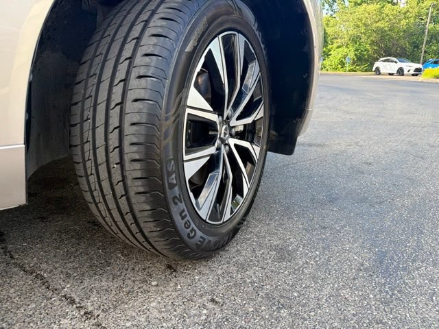Used 2025 Volvo XC60 B5 Plus AWD/4WD image 43