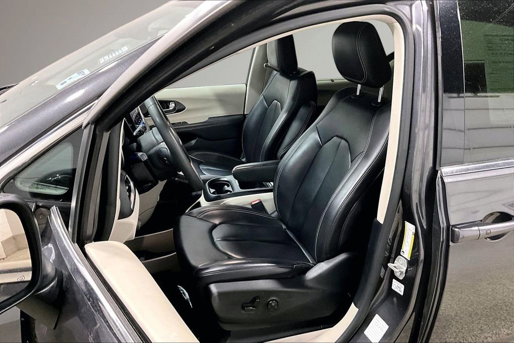 Used 2023 Chrysler Pacifica Touring-L image 22