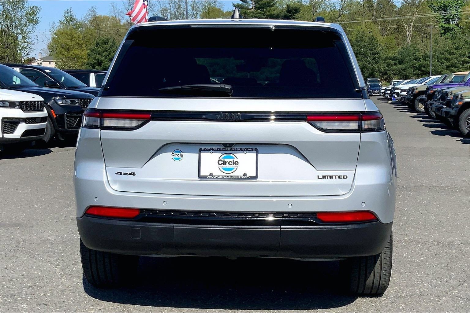 Certified 2025 Jeep Grand Cherokee Limited w/ Black Appearance Package AWD/4WD image 4