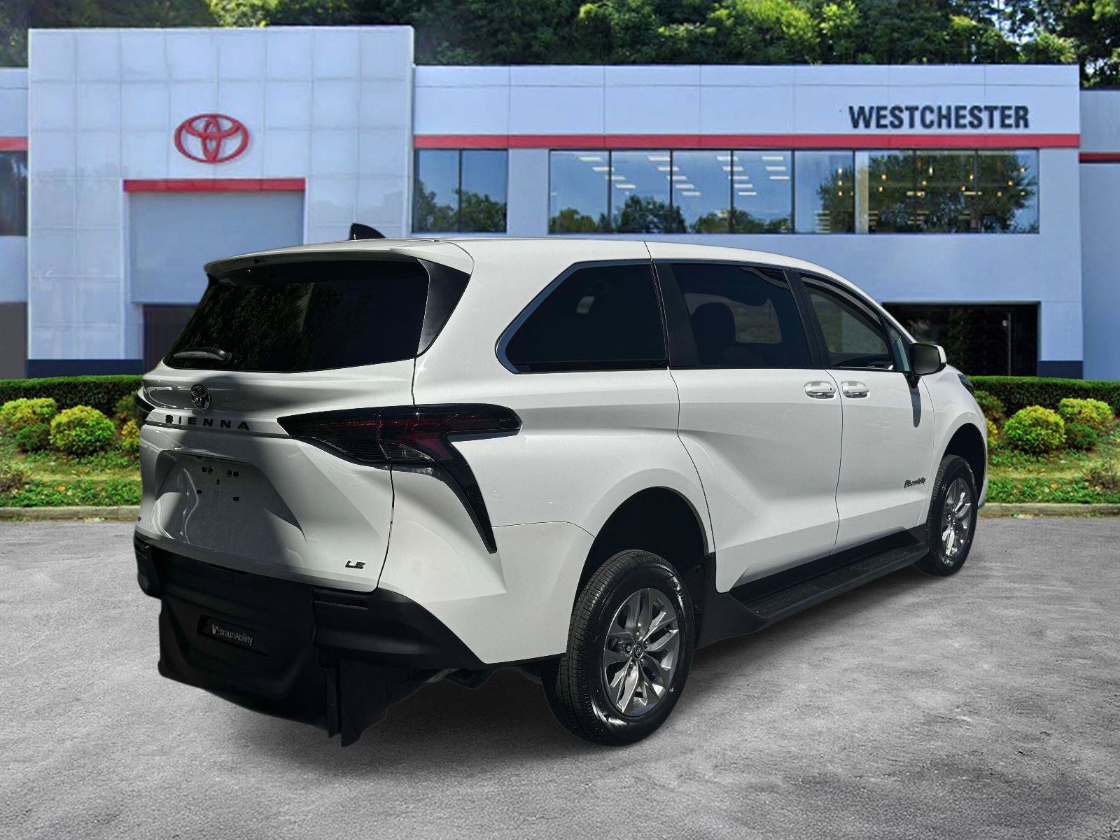 Used 2025 Toyota Sienna LE FWD image 7