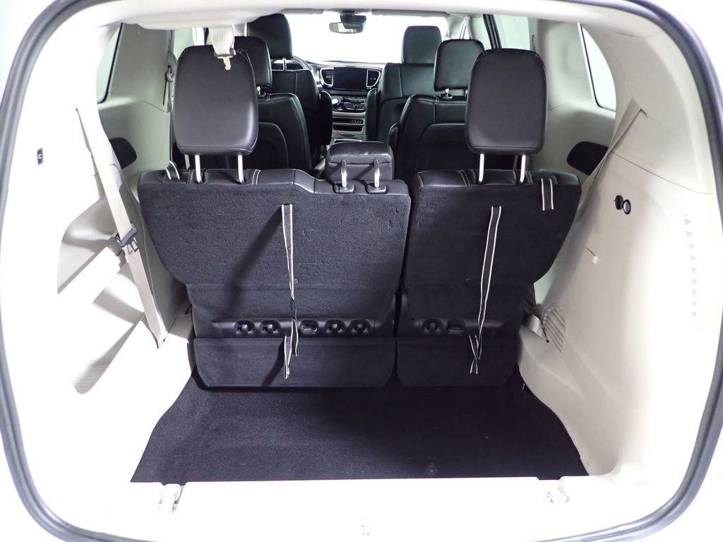 Used 2023 Chrysler Pacifica Touring-L FWD image 17