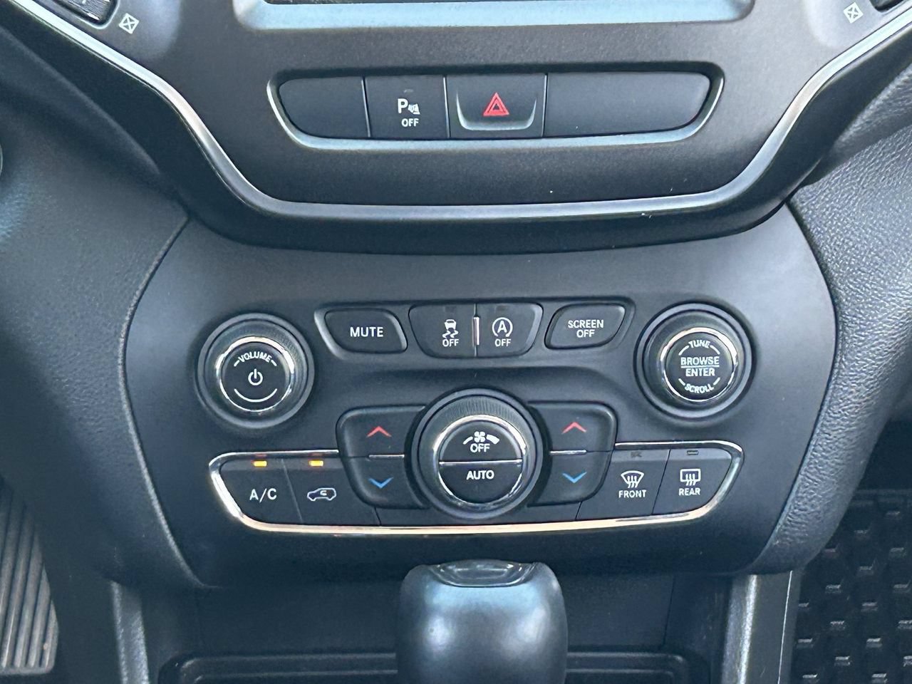 Used 2019 Jeep Cherokee Trailhawk w/ Comfort/Convenience Group AWD/4WD image 48