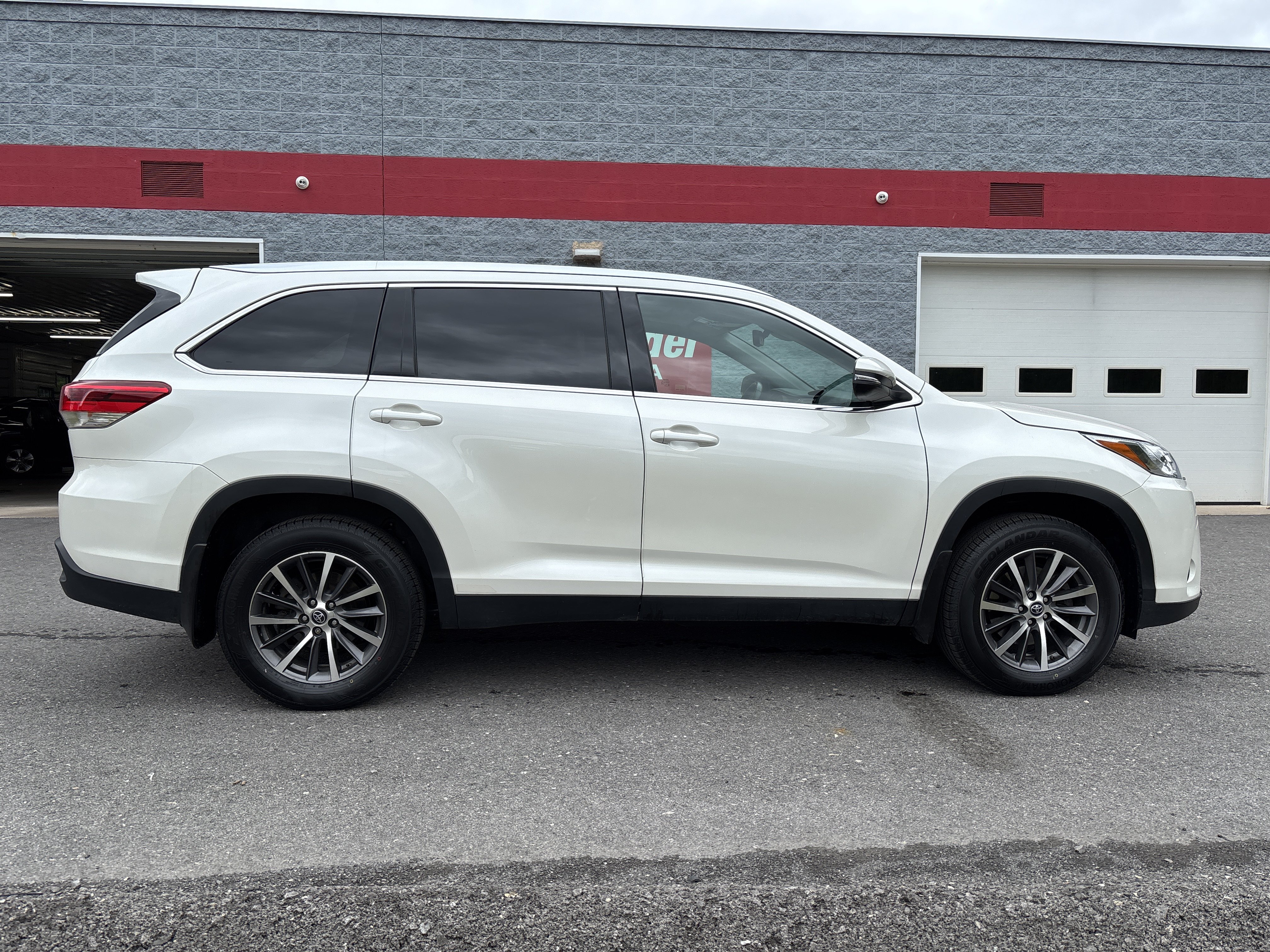 Used 2019 Toyota Highlander XLE AWD/4WD image 2